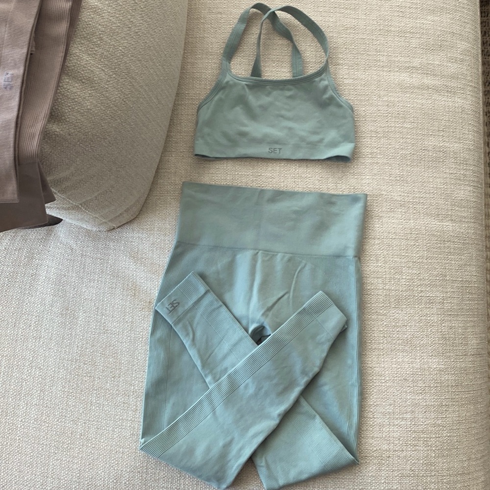 SET ACTIVE set in size small. Color is moon